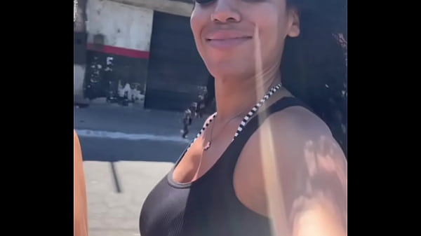 The muse of Grande Rio gave it to the young man at the waterfall on the internet